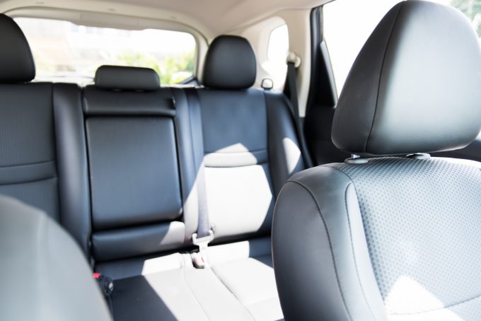 車にテーブル 後部座席で子供が使うのに便利な取り付け方法 ドライブアクセサリー カーナビやドライブレコーダーの専門サイト